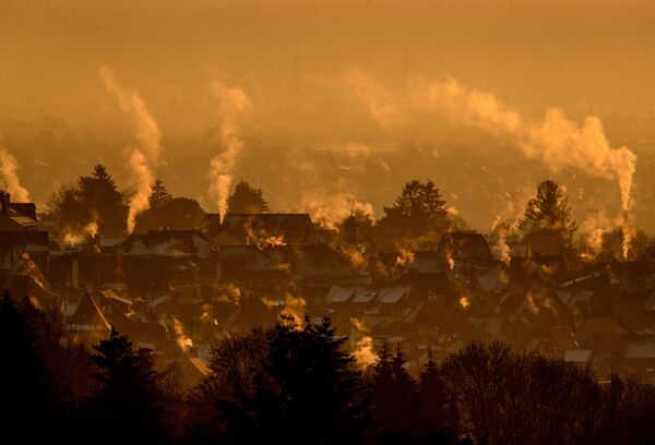 Vapor sobe de casas enquanto o sol nasce na cidade de Kronberg, perto de Frankfurt, Alemanha, 11 de janeiro de 2021 - Sputnik Brasil
