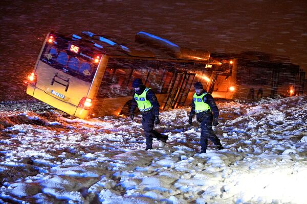Polícia no local de um acidente de trânsito de dois ônibus devido a nevasca, norte de Kristianstad, Suécia, 13 de janeiro de 2021 - Sputnik Brasil