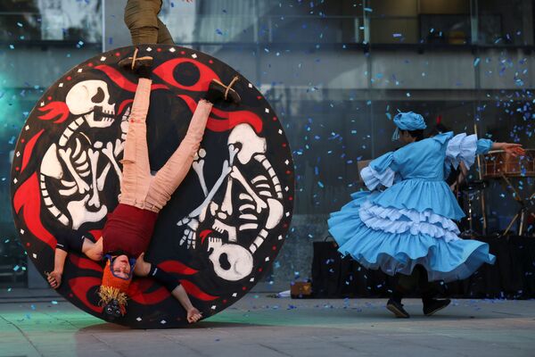 Dançarinos das companhias de teatro La Patogallina e Ciclicus dançam Fuego Rojo (Fogo Vermelho, em espanhol) durante o Festival Internacional de Teatro Santiago a Mil, Santiago, Chile, 9 de janeiro de 2021 - Sputnik Brasil