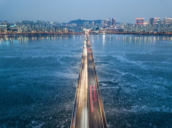 Trânsito em ponte sobre o rio Han congelado, Seul, Coreia do Sul - Sputnik Brasil