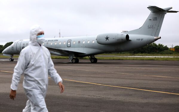 Agente da saúde perto de um avião da Força Aérea Brasileira antes de este decolar com pacientes com COVID-19 em Manaus, Brasil, 15 de janeiro de 2021 - Sputnik Brasil