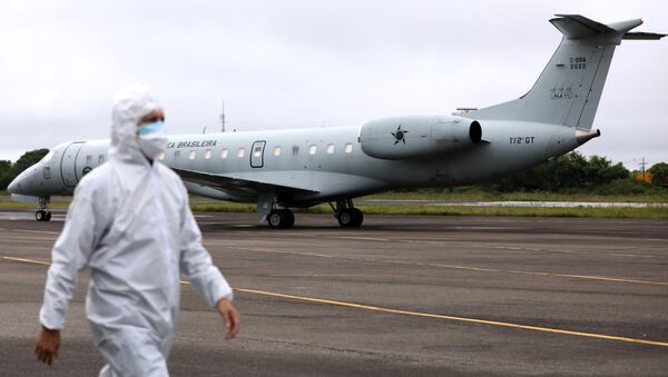 Agente da saúde perto de um avião da Força Aérea Brasileira antes de este decolar com pacientes com COVID-19 em Manaus, Brasil, 15 de janeiro de 2021 - Sputnik Brasil