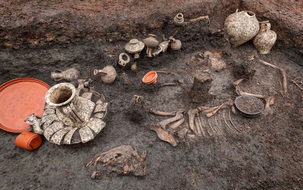 Escavações no local de sepultamento de uma criança na comuna francesa de Aulnat - Sputnik Brasil