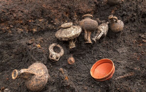 Escavações no local de sepultamento de uma criança na comuna francesa de Aulnat - Sputnik Brasil