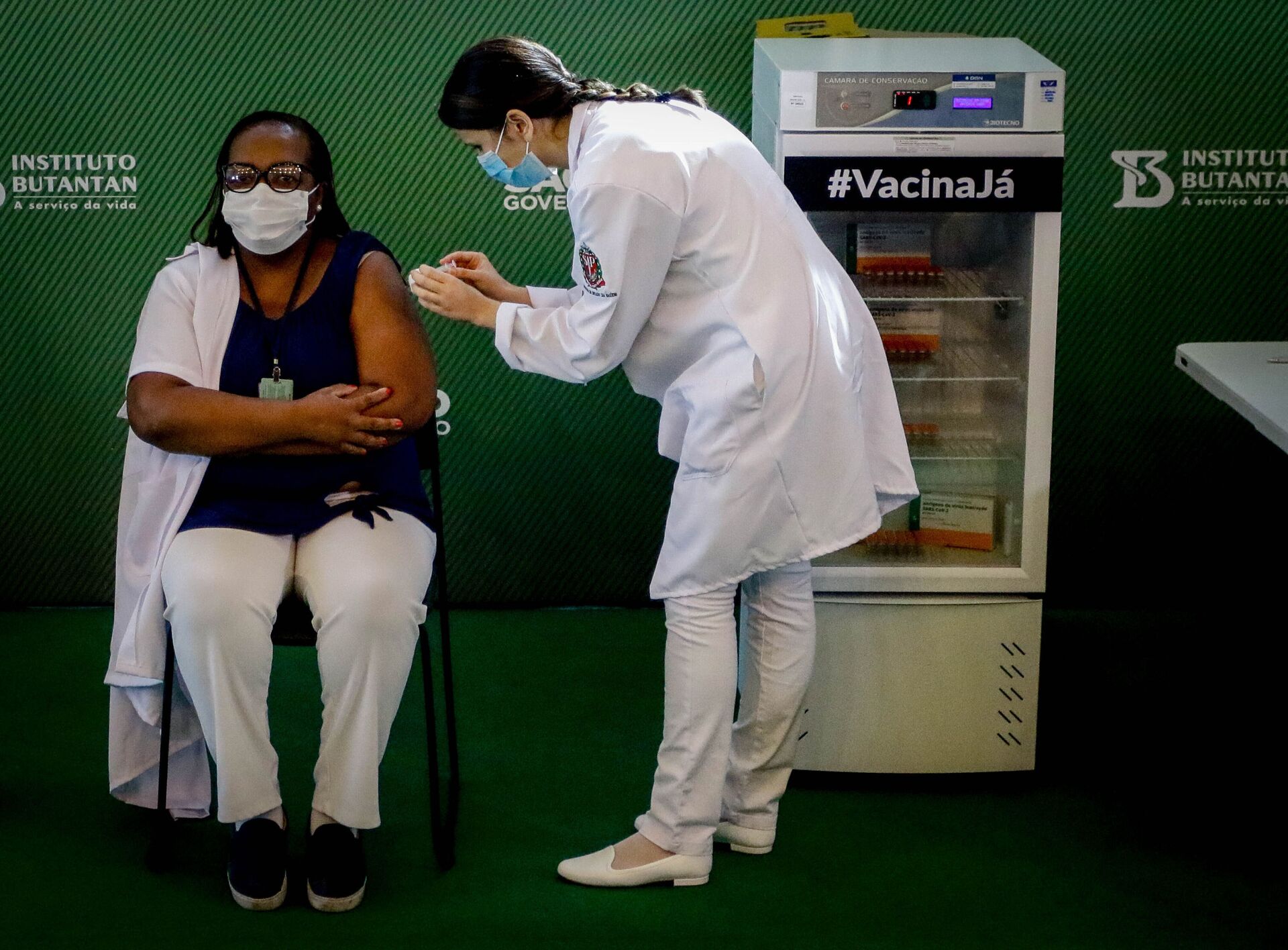 Mônica Calazans, enfermeira de 54 anos do Instituto Emílio Ribas, em São Paulo, é a primeira vacinada contra a COVID-19 no Brasil - Sputnik Brasil, 1920, 14.01.2022