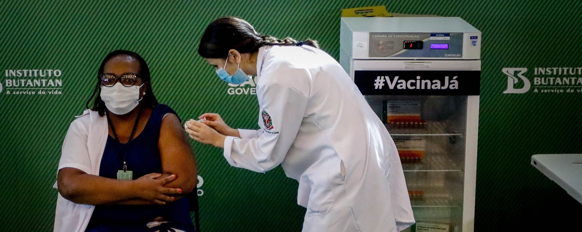 Mônica Calazans, enfermeira de 54 anos do Instituto Emílio Ribas, em São Paulo, é a primeira vacinada contra a COVID-19 no Brasil - Sputnik Brasil, 1920, 24.12.2021