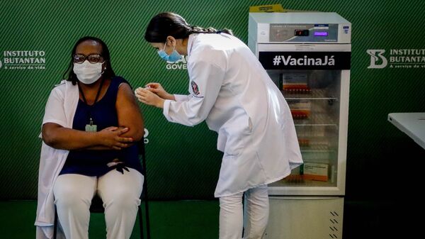 Mônica Calazans, enfermeira de 54 anos do Instituto Emílio Ribas, em São Paulo, é a primeira vacinada contra a COVID-19 no Brasil - Sputnik Brasil