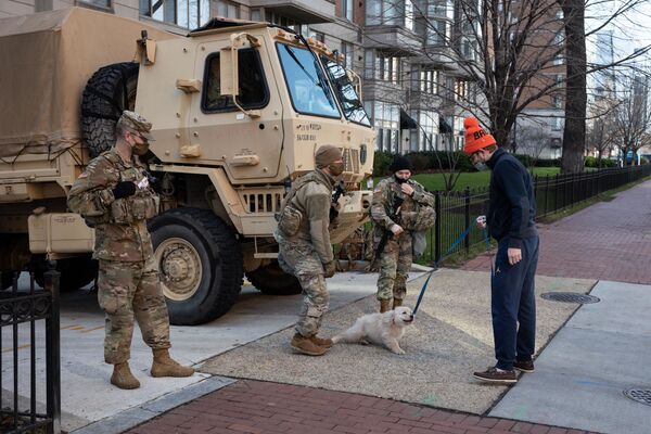 Militares da Guarda Nacional falam com um morador de Washington dias antes da tomada de posse de Joe Biden, Estados Unidos - Sputnik Brasil