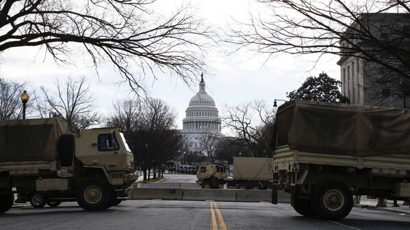 Caminhões militares bloqueiam acesso ao Capitólio em Washington, Estados Unidos, 17 de janeiro de 2021 - Sputnik Brasil