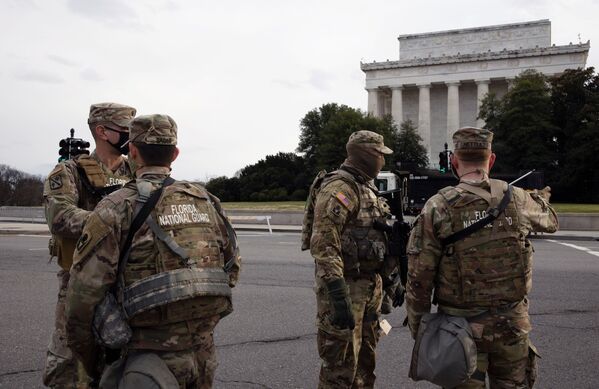 Militares da Guarda Nacional vigiam os arredores do edifício do Capitólio, Washington, EUA - Sputnik Brasil
