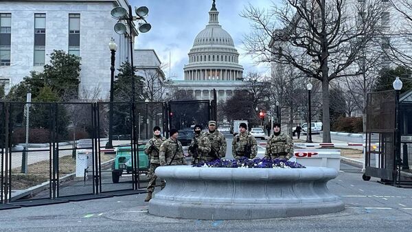 Soldados da Guarda Nacional perto do Capitólio para a segurança da capital norte-americana pela tomada de posse do presidente eleito Joe Biden, Washington, Estados Unidos, 17 de janeiro de 2021 - Sputnik Brasil