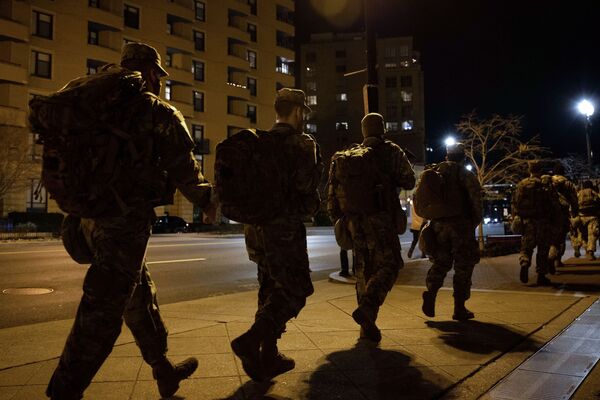Soldados da Guarda Nacional em serviço dias antes da tomada de posse de Joe Biden, Washington, EUA - Sputnik Brasil