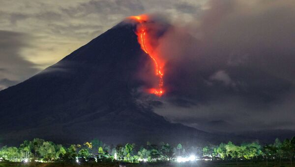 Lava escorre durante erupção do monte Semeru, na ilha de Java - Sputnik Brasil