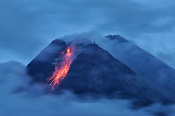 Vulcão Monte Merapi expele lava ao entrar em erupção, Indonésia, em 18 de janeiro de 2021 - Sputnik Brasil