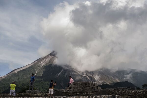 As pessoas assistem o vulcão mais ativo da Indonésia, o Monte Merapi, expelir rochas e gás em Yogyakarta, em 17 de janeiro de 2021 - Sputnik Brasil