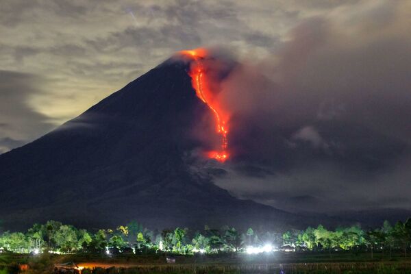 Lava escorre durante erupção do monte Semeru, na ilha de Java - Sputnik Brasil