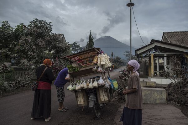 Monte Semeru em 17 de janeiro de 2021, um dia após uma erupção. Esse é o vulcão mais alto da ilha de Java, a mais densamente povoada da Indonésia - Sputnik Brasil