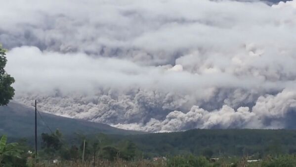 Frame retirado de vídeo que mostra plumas de fumaça e cinzas enquanto o Monte Semeru, na ilha de Java, Indonésia, entra em erupção, em 16 de janeiro de 2021 - Sputnik Brasil