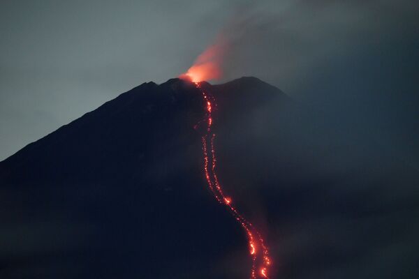 Monte Semeru, na ilha de Java, Indonésia, expele lava ao entrar em erupção, em 17 de janeiro de 2021 - Sputnik Brasil