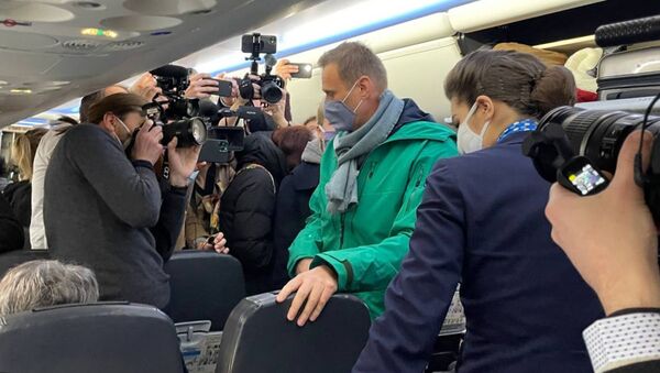 Aleksei Navalny dentro de avião da companhia aérea russa Pobeda - Sputnik Brasil