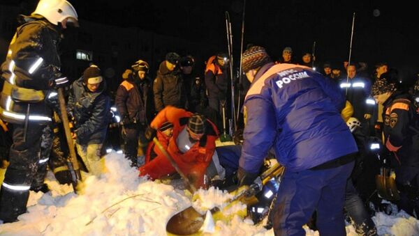 Equipes de resgate atuam em área afetada por avalanche na região russa de Murmansk (imagem referencial) - Sputnik Brasil
