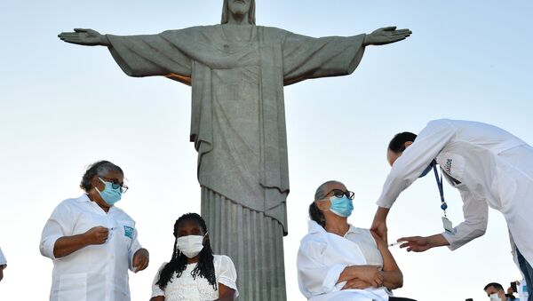 No Rio de Janeiro, as profissionais de saúde Terezinha da Conceição e Dulcineia da Silva Lopes são as primeiras pessoas a tomarem a primeira dose da vacina CoronaVac contra a COVID-19, em 18 de janeiro de 2021 - Sputnik Brasil