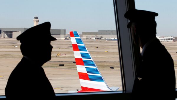Pilotos conversam enquanto olham avião da companhia American Airlines no aeroporto de Dallas, nos EUA - Sputnik Brasil