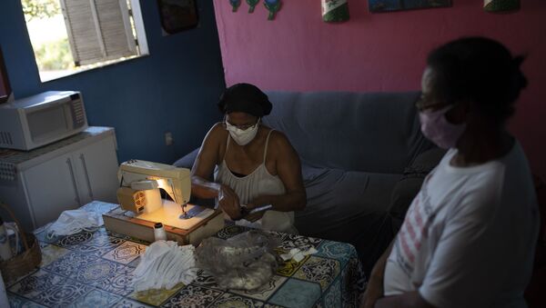 No Rio de Janeiro, duas quilombolas costuram máscaras de proteção contra a COVID-19 no quilombo Maria Joaquina, em Cabo Frio, em 12 de julho de 2020 - Sputnik Brasil