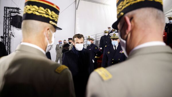 Presidente da França, Emmanuel Macron, conversa com generais após fazer discurso para as Forças Armadas em Brest - Sputnik Brasil