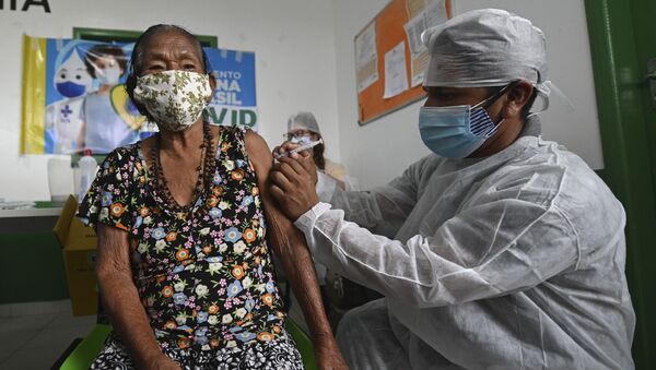 Idosa do grupo indígena Ticuna recebe vacina contra COVID-19 no Amazonas. - Sputnik Brasil