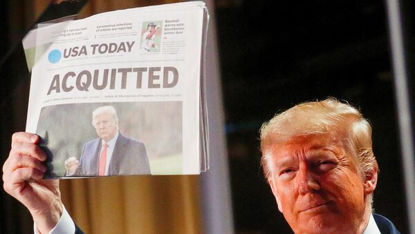 Donald Trump segura jornal sobre sua absolvição no primeiro processo de impeachment - Sputnik Brasil