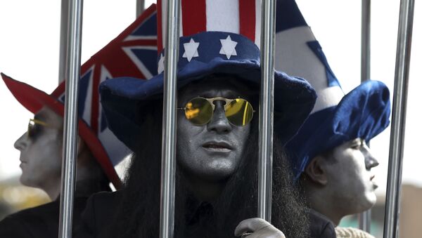 Manifestantes usam chapéus com bandeiras de EUA, Reino Unido e Israel em protesto em frente à antiga Embaixada dos EUA em Teerã, Irã, 4 de novembro de 2019 - Sputnik Brasil