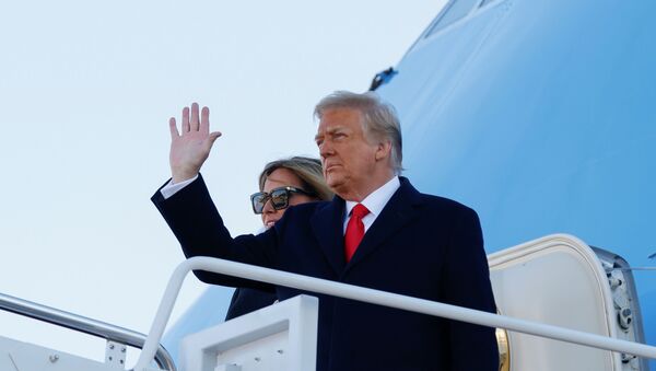 Presidente dos EUA  Donald Trump e primeira-dama Melania Trump dão adeus no último dia de seu governo ao partirem para a Flórida - Sputnik Brasil