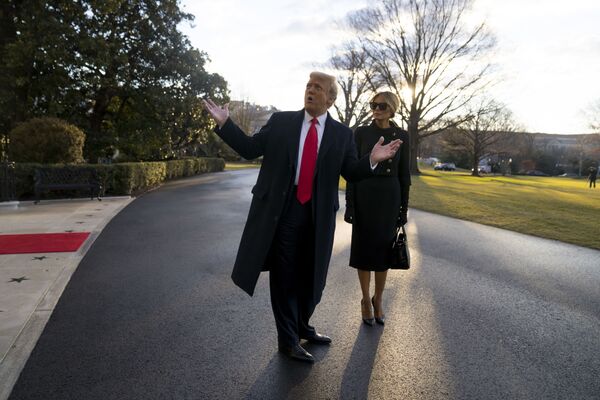 Presidente dos EUA Donald Trump e primeira-dama Melania Trump deixam a Casa Branca, Washington, EUA, 20 de janeiro de 2021 - Sputnik Brasil