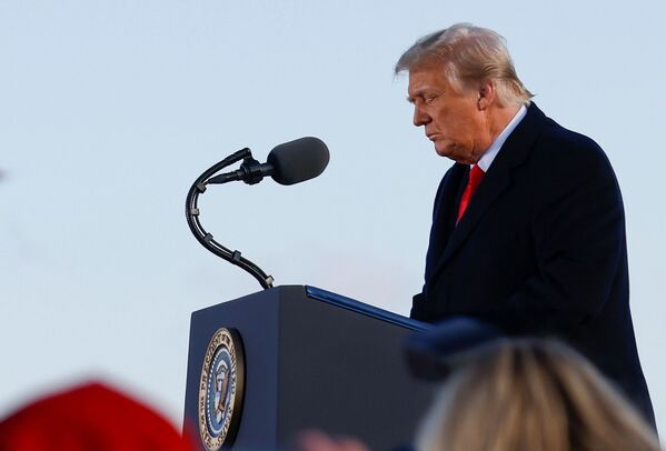 Presidente dos Estados Unidos Donald Trump discursa em base aérea em Maryland, EUA, 20 de janeiro de 2021
 - Sputnik Brasil