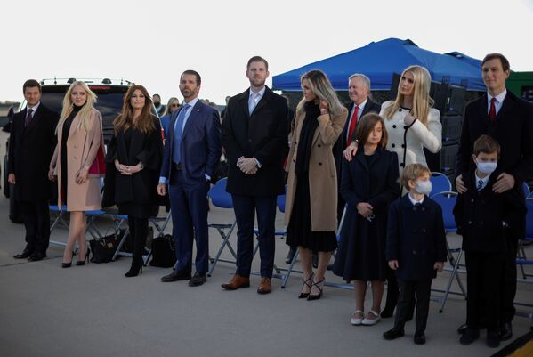 Donald Trump Jr., Ivanka Trump, seu marido Jared Kushner e outros membros da família assistem à cerimônia da partida do presidente dos EUA Donald Trump na base aérea Andrews, estado de Maryland, Estados Unidos, 20 de janeiro de 2021 - Sputnik Brasil