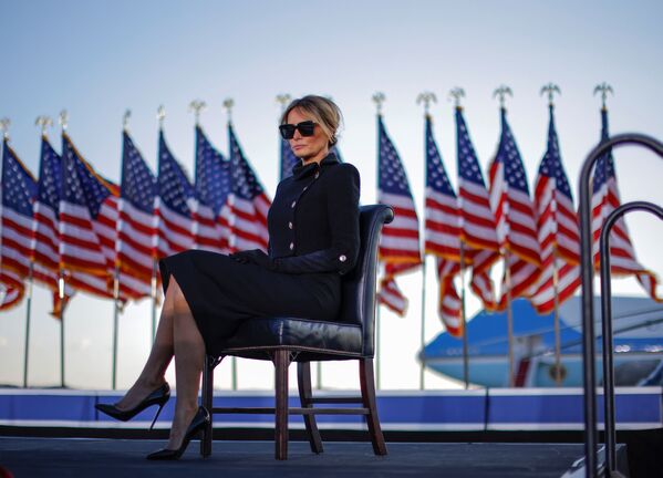 Primeira-dama Melania Trump está sentada enquanto ouve o discurso de seu marido presidente Donald Trump na base aérea Andrews, estado de Maryland, EUA, 20 de janeiro de 2021 - Sputnik Brasil