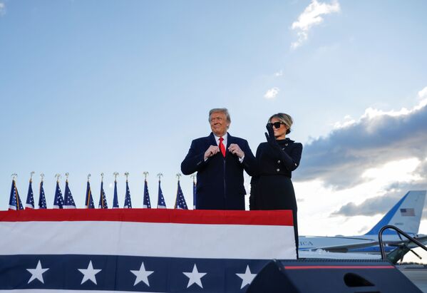 Presidente dos Estados Unidos Donald Trump e primeira-dama Melania Trump chegam à base aérea Andrews, Maryland, EUA, 20 de janeiro de 2021 - Sputnik Brasil