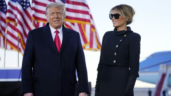 Presidente dos Estados Unidos, Donald Trump, discursa ao lado da primeira-dama Melania antes de embarcar pela última vez em avião presidencial rumo à Flórida  - Sputnik Brasil
