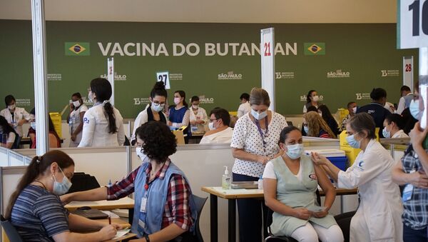 Os profissionais da saúde do Hospital das Clinicas da Faculdade de Medicina da Universidade de São Paulo (USP) recebem primeira dose da vacina Coronavac, produzida pelo Instituto Butantan em parceria com o laboratório chinês Sinovac, para o combate à COVID-19 - Sputnik Brasil