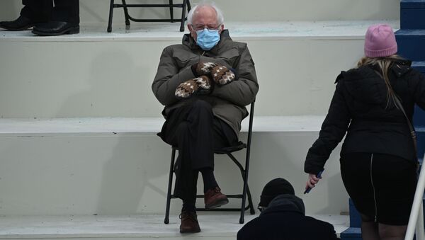 Senador e ex-candidato à presidência dos EUA, Bernie Sanders sentado na arquibancada na Colina do Capitólio antes da cerimônia de posse de Joe Biden como 46º presidente norte-americano, 20 de janeiro de 2021 - Sputnik Brasil