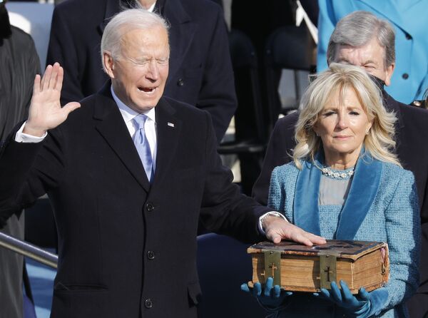 Presidente eleito dos EUA, Joe Biden com esposa Jill durante o juramento, 20 de janeiro de 2021 - Sputnik Brasil