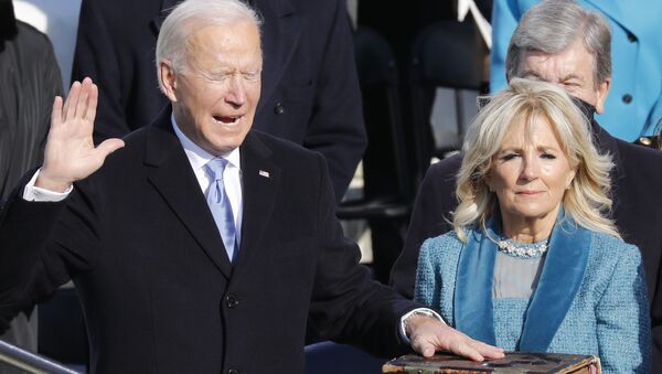 Presidente eleito dos EUA, Joe Biden com esposa Jill durante o juramento, 20 de janeiro de 2021 - Sputnik Brasil