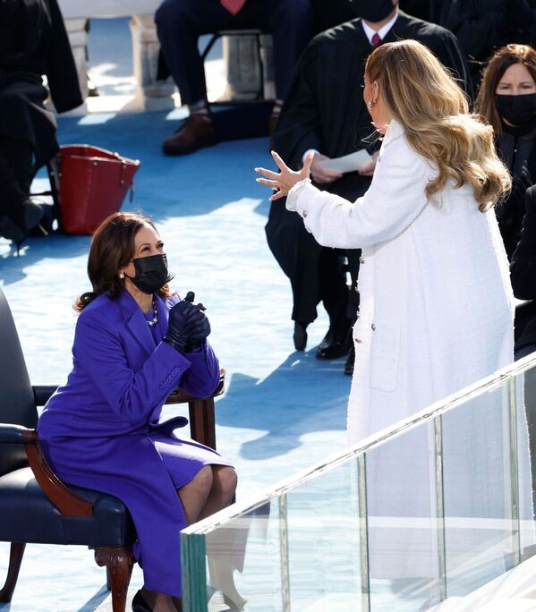 Cantora Jennifer Lopez com a vice-presidente Kamala Harris durante cerimônia de posse de Joe Biden como 46º presidente norte-americano, 20 de janeiro de 2021 - Sputnik Brasil