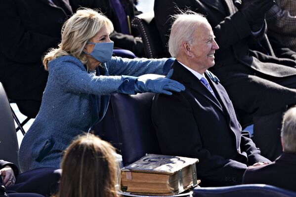 Primeira-dama Jill Biden acaricia o presidente norte-americano Joe Biden durante a 59ª cerimônia de posse em Washington, 20 de janeiro de 2021 - Sputnik Brasil