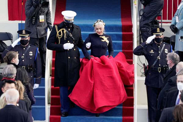 Lady Gaga chega para cantar o hino nacional dos EUA durante a 59ª cerimônia de posse em Washington, 20 de janeiro de 2021 - Sputnik Brasil