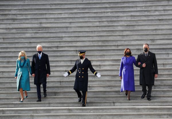 Presidente dos EUA Joe Biden, primeira-dama Jill Biden, vice-presidente Kamala Harris e seu marido Doug Emhoff descem as escadas após a 59ª cerimônia de posse em Washington, 20 de janeiro de 2021 - Sputnik Brasil