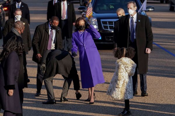 Vice-presidente norte-americana Kamala Harris anda com sua sobrinha-neta Amara Ajagu durante o desfile honorário do dia da posse do presidente eleito Joe Biden, Washington, 20 de janeiro de 2021 - Sputnik Brasil