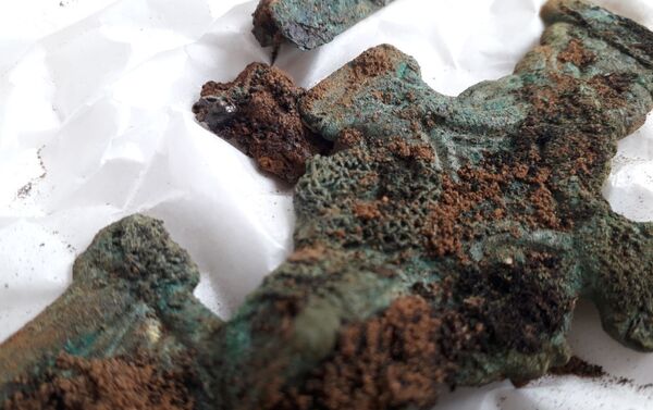 Broche encontrado por arqueólogos em um antigo cemitério em Northamptonshire, no Reino Unido - Sputnik Brasil