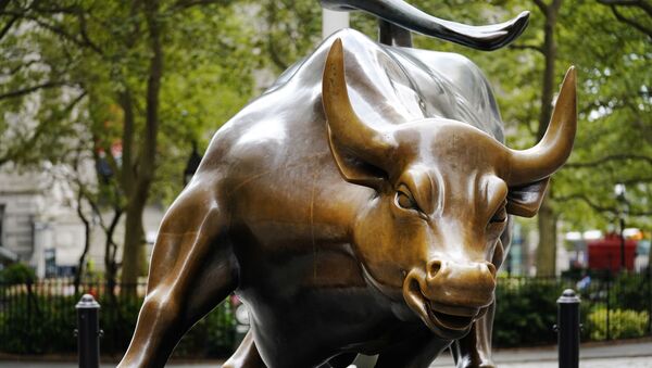 A estátua do Touro de Wall Street é exibida no distrito financeiro de Nova York, no dia 8 de setembro de 2020. - Sputnik Brasil